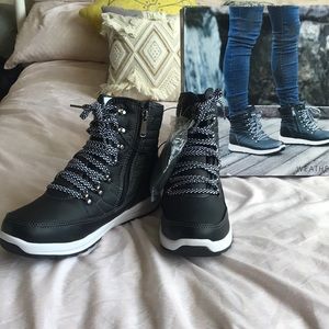 NWT Weatherproof high top shoes